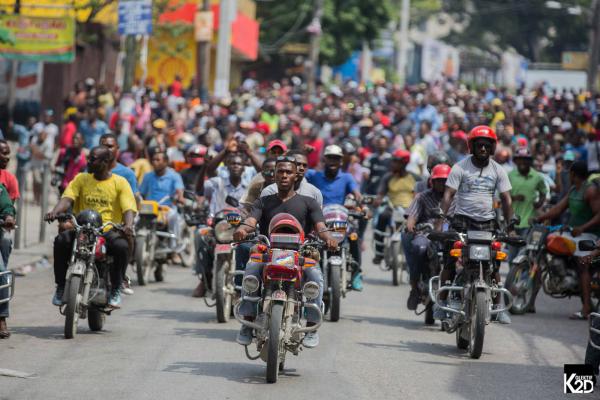 Motortaxichauffeurs nemen deel aan de mobilisatie tegen het nationale budget