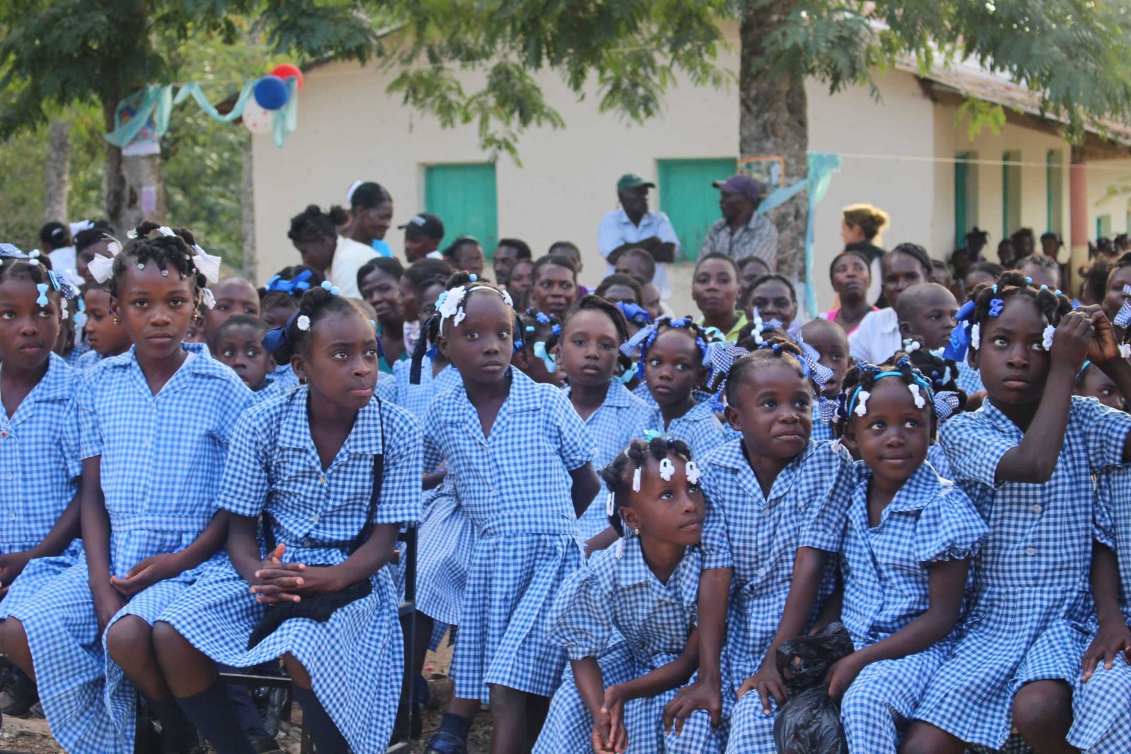 Leerlingen voor hun school in Monbin-Crochu Leerlingen voor hun school in Monbin-Crochu
