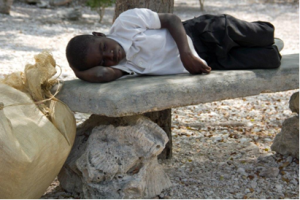 Haitiaans verkopertje wacht op touristen. Lago Enriquillo - DR.