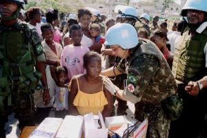 De Minustah verzorgt de gewonden. Foto: Laurent Duvillier/CEDAIL.