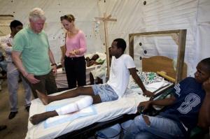 Clinton op tweedaags bezoek, hier in een ziekenhuis in Gonaïves (foto: Marco Dormino)